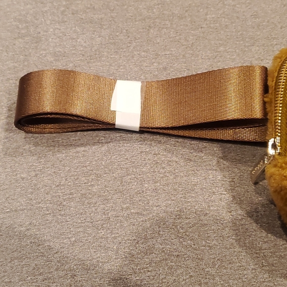 Everywhere Belt Bag- fleece - Picture 2 of 3